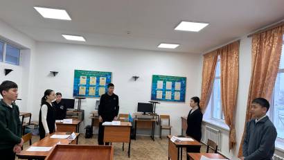 9-сынып оқушыларымен бірге «Сот отырысы» тақырыбында рөлдік ойын-сабағын ұйымдастырды