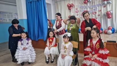 8 наурыз Халықаралық әйелдер күніне орай 1-4 сынып арулары мен аналары арасында сайыс өткізілді. 